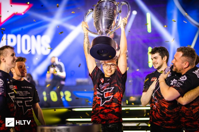 钟中卫染红 钟中卫染红